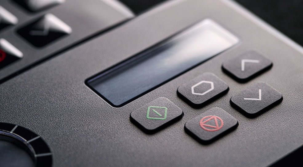 Industrielt tastatur med silikonetaster og polyester front overlay med rude