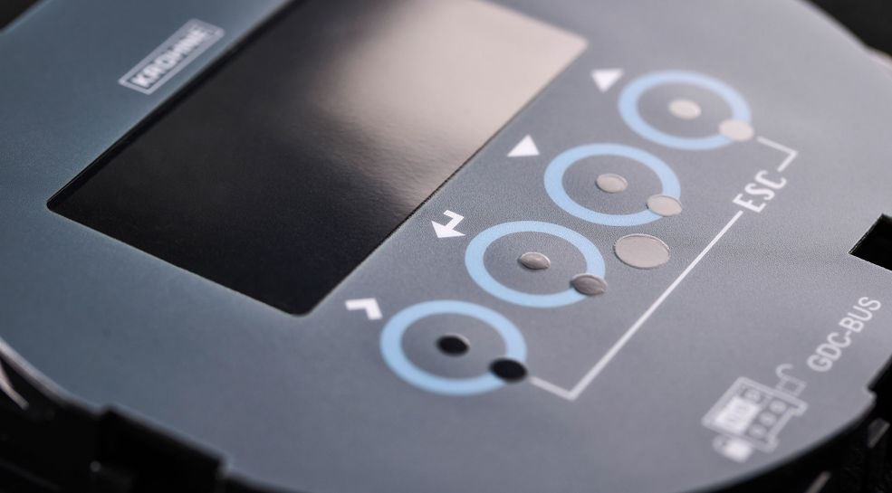 Folietastatur med display rude, monteret på plasthousing