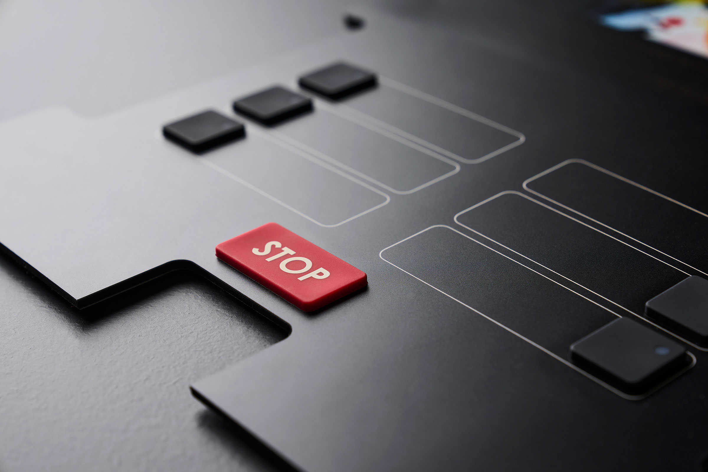 Silikonetaster kombineret med en dekorativ og beskyttende frontfolie i polyester til industrikaffemaskiner | Mekoprint