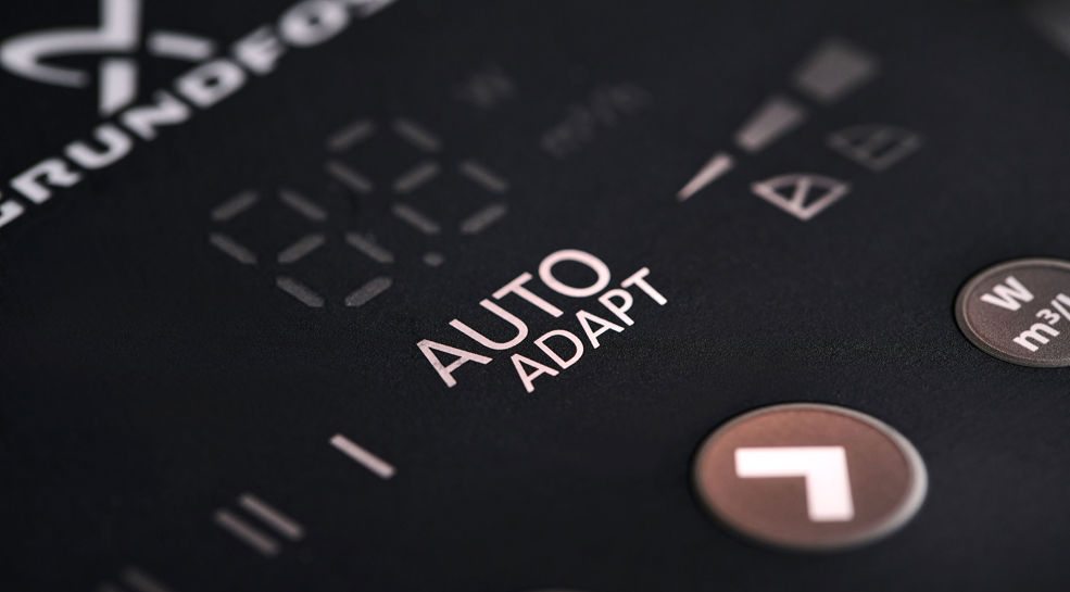 Frontfolie med prægninger og deadfront-effekt. Symboler vises, når de er bagbelyste.