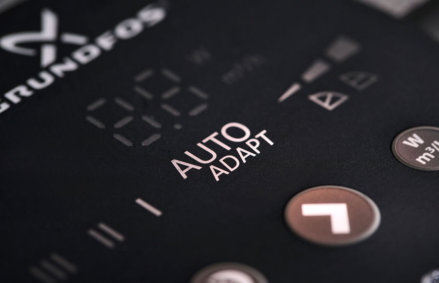 Frontfolie mit Prägungen und Deadfront-Effekt. Symbole werden bei Hintergrundbeleuchtung sichtbar.