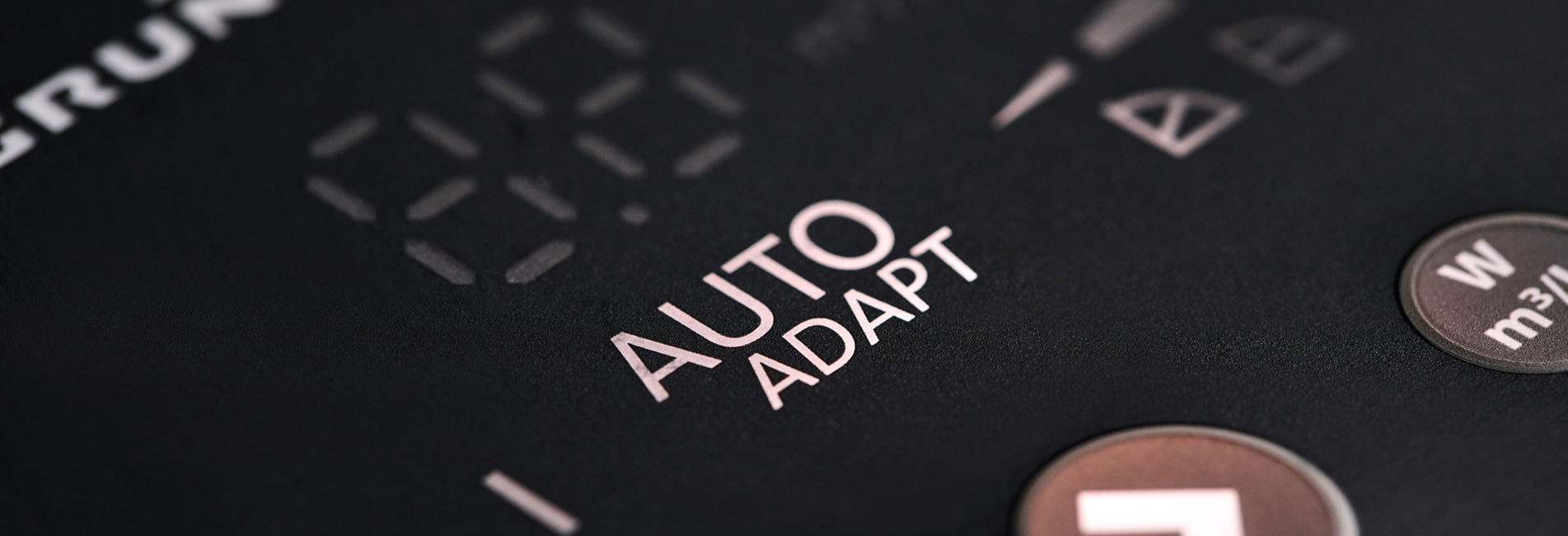 Frontfolie med prægninger og deadfront-effekt. Symboler vises, når de er bagbelyste.