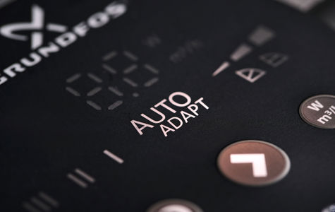 Frontfolie med prægninger og deadfront-effekt. Symboler vises, når de er bagbelyste.