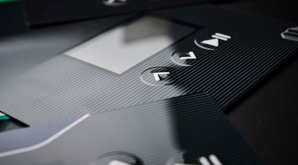 Membrantastatur med højglansoverflade og dobbelt prægning af tasterne