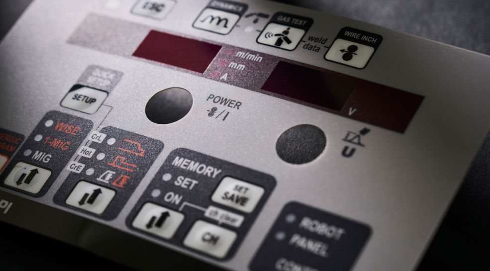 Frontfolie mit Sichtfenster und Öffnungen für taktile Tasten.